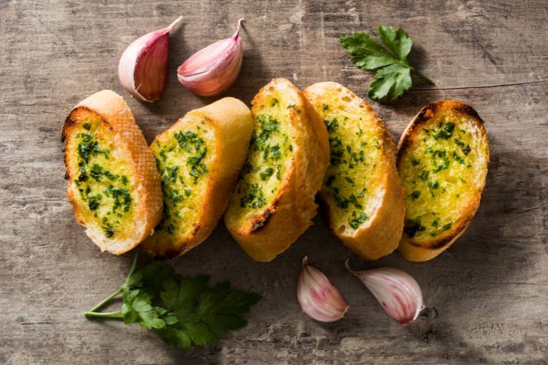 slices of garlic bread is one of the italian dishes you won't find in Italy