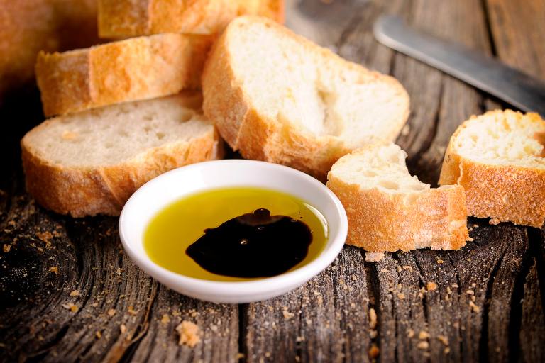 oil and vinegar for dipping bread is not a thing in Italy